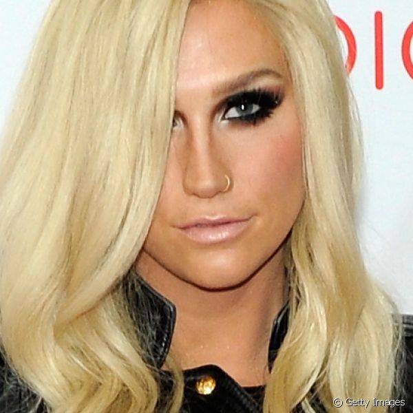 Olhos esfumados mais alongados com cor escura tamb?m entra nas escolhas da cantora Kesha